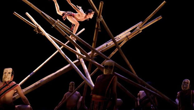 Bailarines haciendo diferentes acrobacias