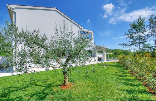 Villa Onyx for 12 people near Porec with 65 private pool and jacuzzi - Photo 5