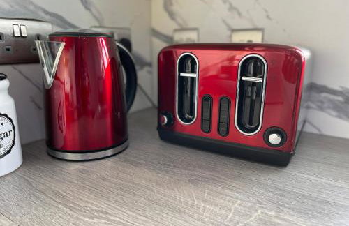 Elegant 3-bed apartment with FREE onsite PARKING in Enfield - Out door Patio - Big savings on Longer Stays - Photo 32