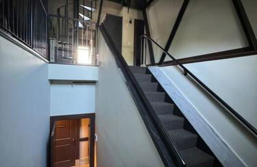 Upscale Industrial Penthouse - Foto 31