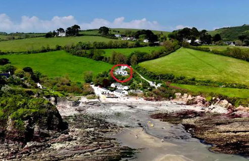 Beach Front House with Stunning Sea Views and Free Parking - Foto 31