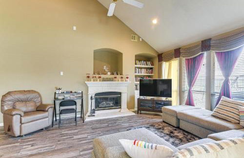 Patio, BBQ and Yard Family Retreat in Pearland - Photo 3