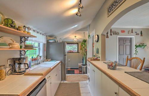 Stylish Woodfin Home with Backyard and Fire Pit - Foto 9