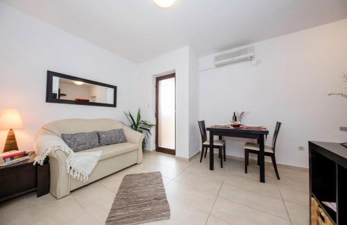 Apartments by the Beach with Pool and Lounge Beds - Miral Apartments - Foto 49