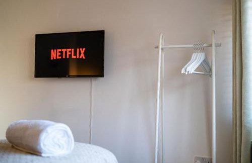 Cosy 3-Bed House With Parking, 5 Mins to QE & Uni - Photo 46