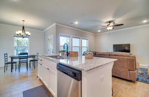 Near Grand Lake Charming Grove Home with Deck - Foto 7