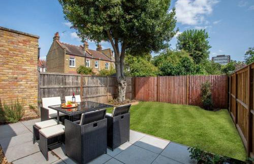 Beautiful 5 Bedroom 4 Bathroom House in W6 by Yoko Property - 10 minute's to Central London - Free Parking, Fast WiFi, Work Desks and SmartTVs with Disney and Netflix - Foto 38