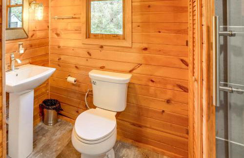 Pembine Cabin with Expansive Yard, Fire Pit and Grill! - Foto 14