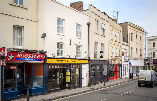 Elliot Oliver - 2 Bedroom Town Centre Apartment - Photo 8