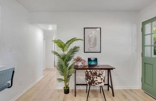 Spacious 4BD - Central Stay with Backyard & Games - Foto 16