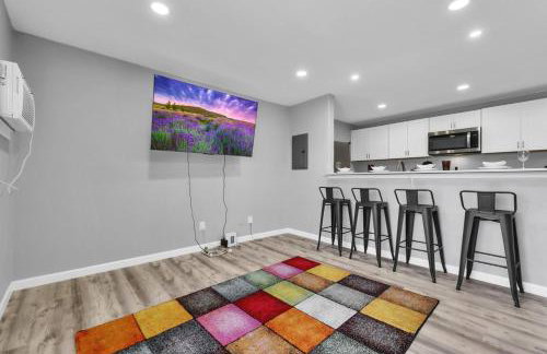 Peaceful 2BR Hideaway Close to Dining and Events - Photo 13