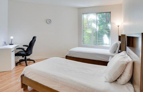 Serene Irvine Retreat with Heated Pool Access! - Foto 16