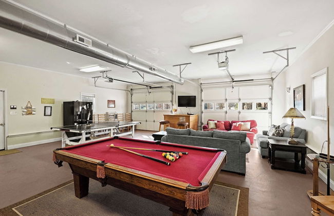 Bear Creek Lodge by Avantstay Lakefront + Dock - Photo 10