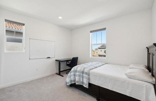 Spacious 3BR Home with Charming Backyard home - Foto 20