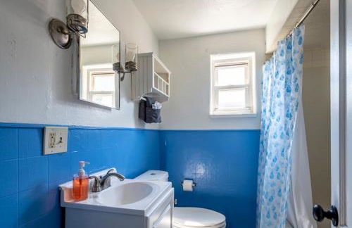 Cozy 2BR Retreat with Workspace - Washer and Dryer - Foto 5