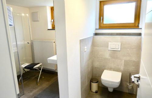 Ferienwohnung #4 mit Terrasse in zentraler dennoch ruhiger Lage - Stadtbus vor der Tür! - Foto 7