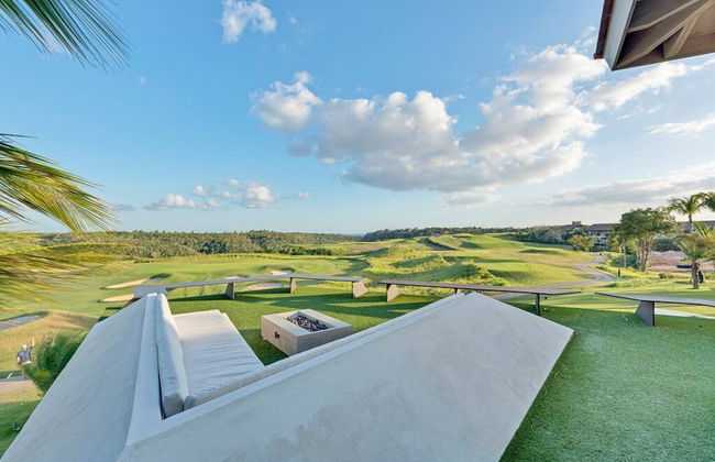 Modern 7BR Villa w Stunning Views of Golf Course - Photo 39