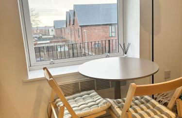 2 BR Flat - Short Lets & Serviced Accommodation Manchester with 2 Parking Spaces - Close to Hospitals - Foto 20