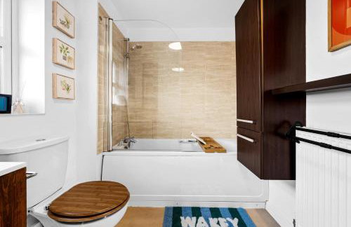 Stylish 3BR Home - Sleeps 7 - 15 Min to City Centre, Parking Garden & Fast Wi-Fi - Foto 28