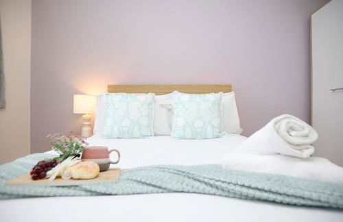 Is Y Coed Place By N And N Stays Ltd, Spacious 5 bed house in Wenvoe Cardiff, With Free Private Parking, Garden and WIFI - Photo 38