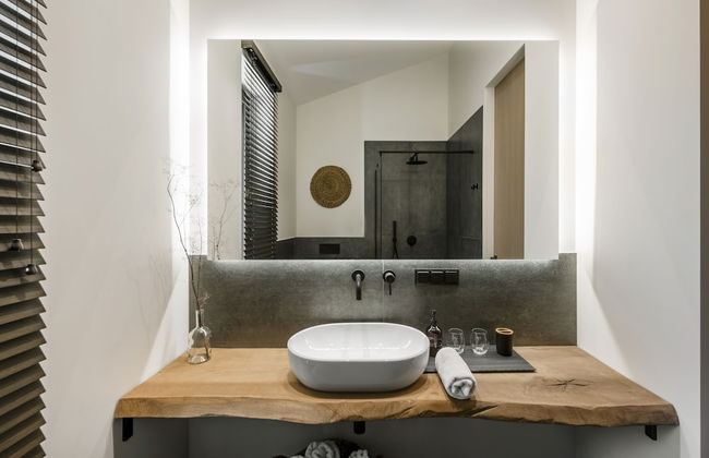 The Lake. Unique Waterfront Villa - Photo 7