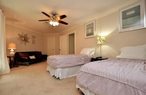 Crosby Backyard Oasis with Weekday Specials! - Foto 79