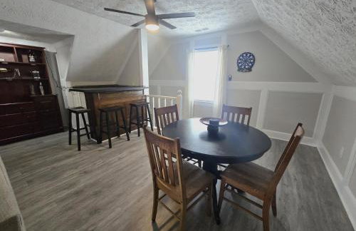 Cozy 5 BR Retreat Coffee StationFirepitPatio - Photo 34