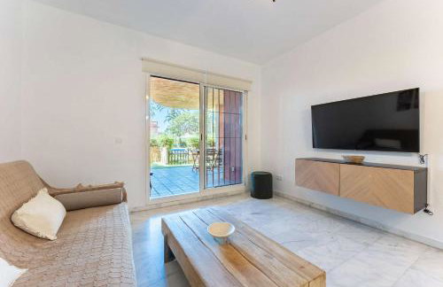 Bajo con acceso directo desde la terraza a la piscina y parking privado en La Reserva de Marbella by Sunny Residences - Foto 9