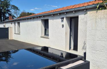 La longère du Moulin, logement T2 indépendant tout équipé avec cuisine, parking individuel avec portail, salon de jardin, belle grande chambre - Foto 8