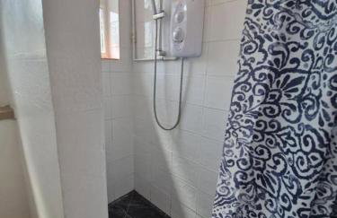 NEWLY Refurbed - Large Studio Apt With Private Parking - Foto 11