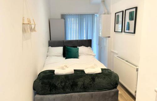 Spacious 15 Guest Home With 9 Beds in Shirley - Photo 19