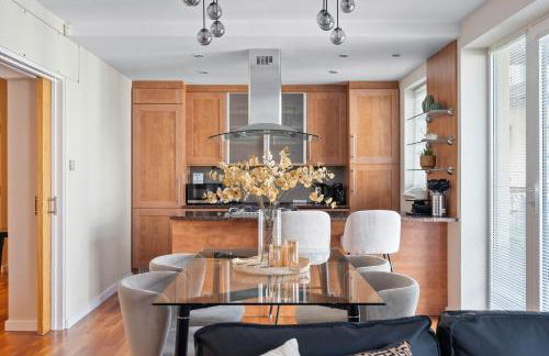 Central 2BR Park Royal Apartment with Balcony and Parking - Photo 26