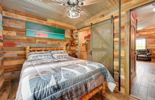 Lakeside Cabin with Fire Pit Near Pine Point Park! - Foto 15