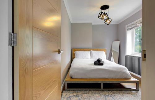 Spacious Heald Green Home with Free Parking - Pass the Keys - Photo 16