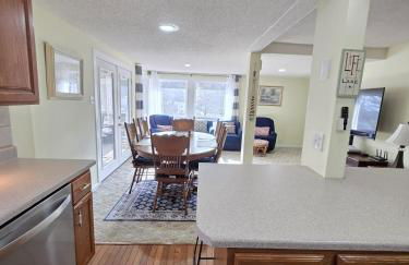 Lakefront Escape, Sunrise Views, Boat Slip & Community Dock Access - Foto 4