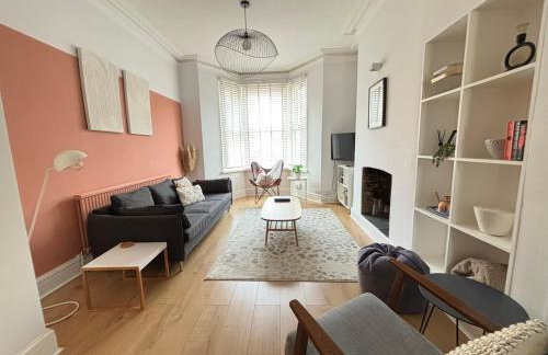 TAFFS MEAD HOUSE Central City Location, nr Stadium, Family Friendly! - Photo 2