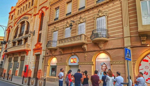 Tour por la Melilla modernista - Foto 3, Junto al Teatro Kursaal-Fernando Arrabal