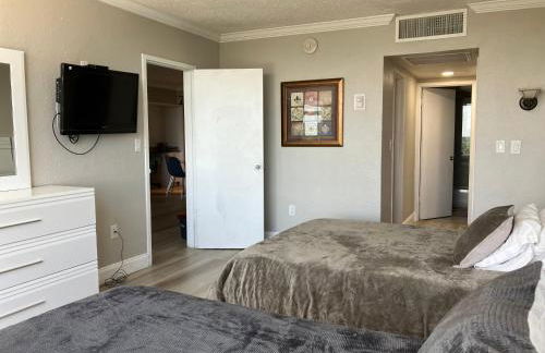 Oceanview on SAND located in Ocean Manor Resort Fort Lauderdale Beach 2 bed 2 bath spacious corner unit partial ocean view - Foto 41