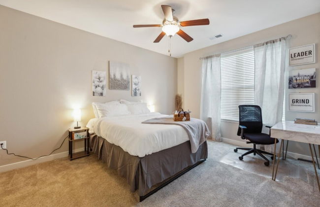 Stylish 1 BR Apartment w Movie Theater - Photo 12