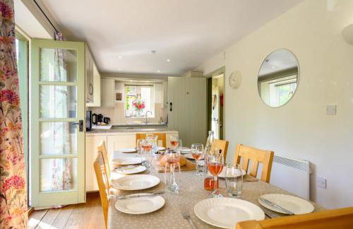 Cosy Cotswold Lodge by Your Home Here - ideal for families, log-burner, spa, private parking, EV Hookup included and heated swimming pools - Foto 18