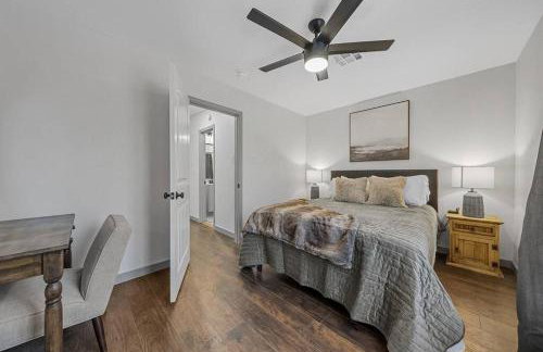 5th St Getaway w Sauna Hot tub Firepit & Game Room - Foto 18