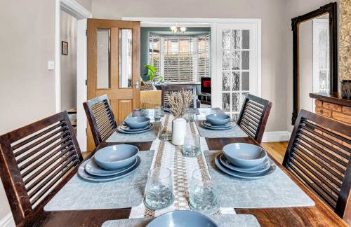 Spacious Stoke Townhouse 3BR Near Hospital & M6 with Parking - Foto 4
