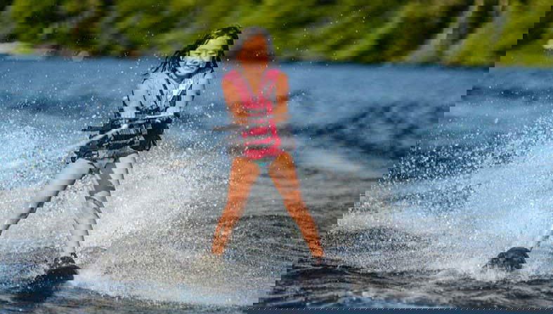 Praticando sci d'acqua