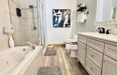 Villa Valbuena Palm Oasis In-Laws Quarters 4-Story Unit With Rooftop Retreat - Photo 24