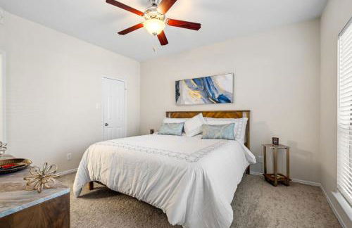 Upscale City Apartment with Pool , Fitness Center - Foto 13