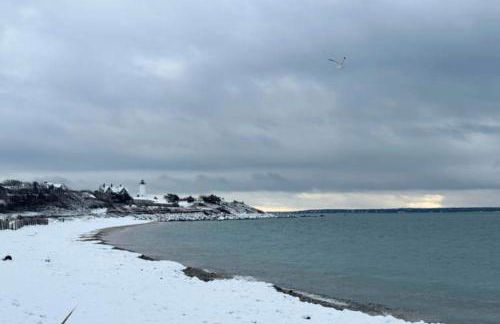 Waterfront Retreat with Private Dock and Fire Pit, Sleeps 8, Outdoor Dining, Spa-Style Primary, Gourmet Kitchen with Dual Dishwashers, Gas Fireplace, River Views, Bright Open Layout, Central AC, Perfect Coastal Escape for Families, 24 Hr Hospitality - Foto 77