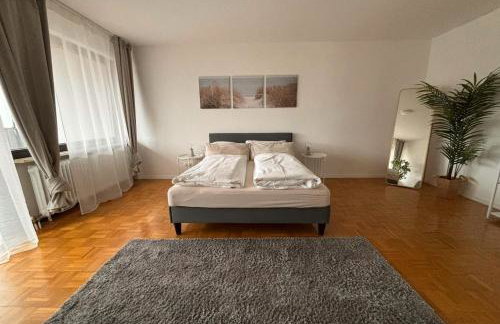 stylische 110m2 Wohnung in Top Lage mit Balkon und 2 Schlafzimmern für bis zu 6 Personen sowie kostenloser Parkgarage max 1,65m Höhe und 1,8m Breite - Foto 19