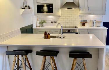 Boutique Chapel Apartment within City Walls - Photo 7