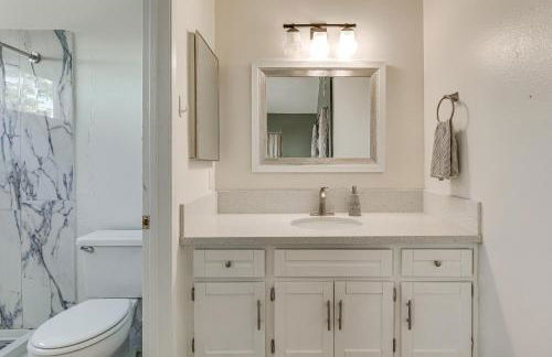 Modern Oceanside Living! Family Home with Workspace - Foto 21