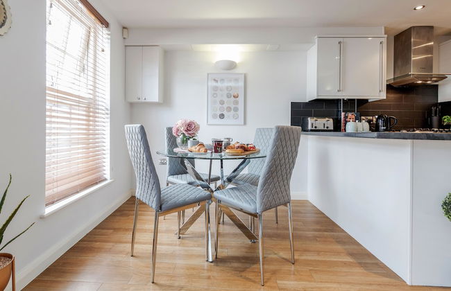 Spacious Apartment In The Heart Of Windsor - Photo 14